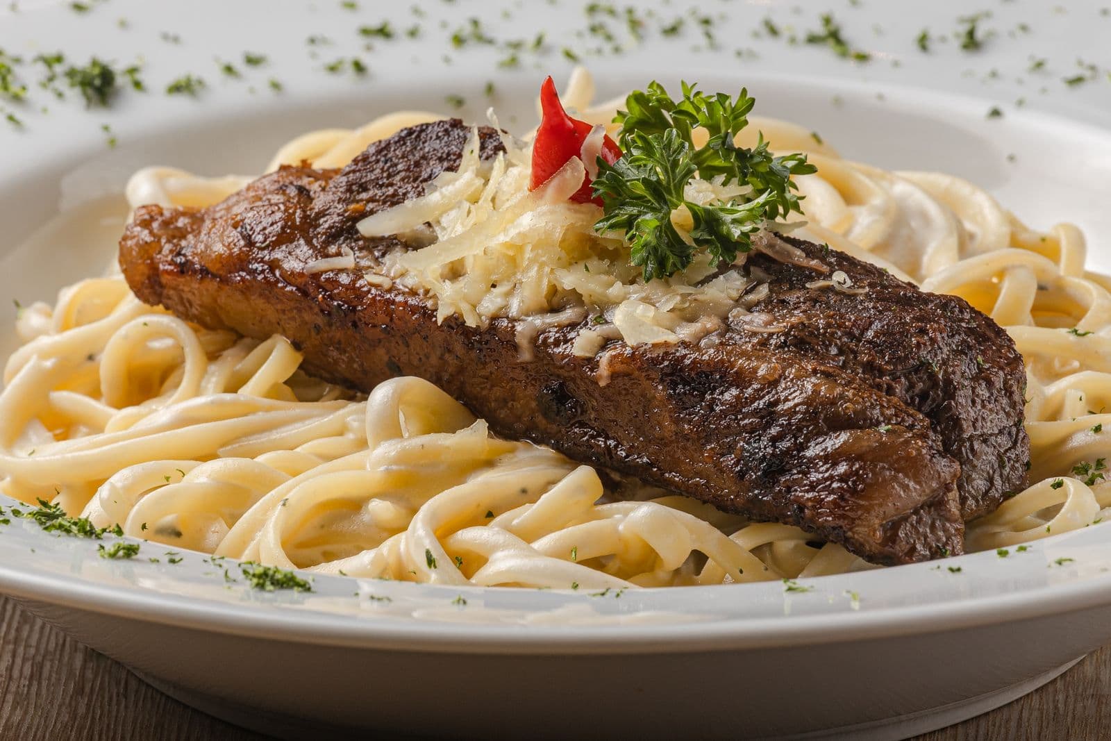 Creamy garlic steak pasta