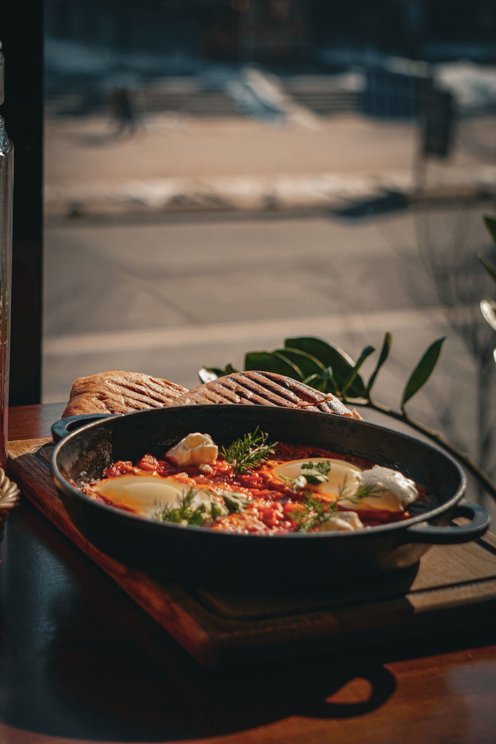 Shakshuka with chickpeas and spinach